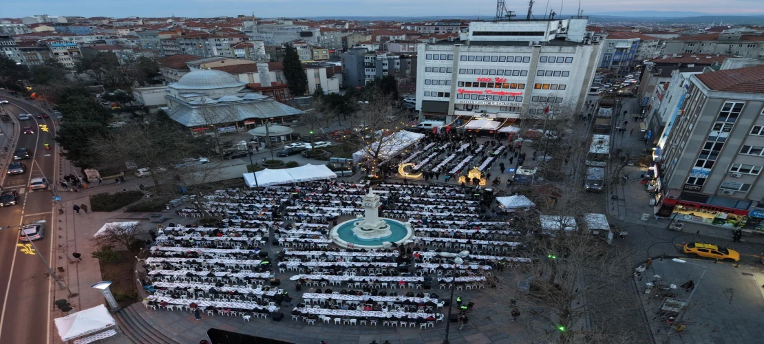 Binlerce Çorlulu Cumhuriyet Meydanı’nda İftarda Buluştu