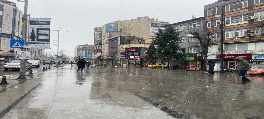ÇORLU GÜNE KAR YAĞIŞIYLA BAŞLADI