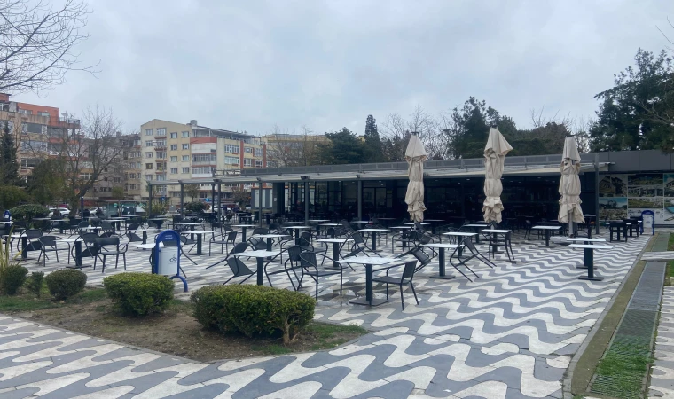 Kafe Ve Parklarda Sessizlik Hakim