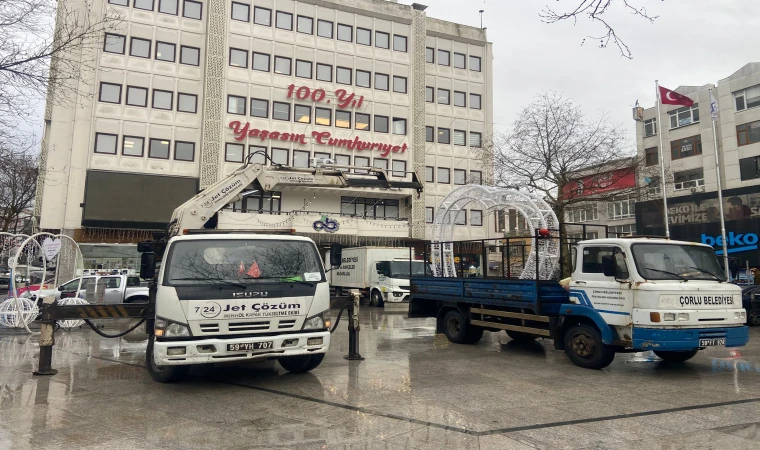 Meydanlar 14 Şubat İçin Süsleniyor