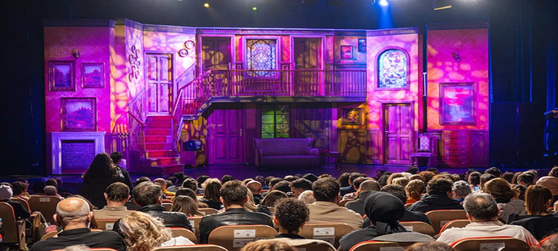 “Oyunun Oyunu” Prömiyeriyle Seyirciyi Kahkahaya Boğdu!