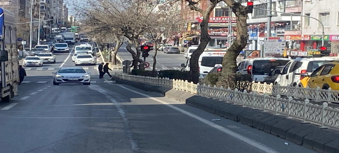 Atatürk Bulvarı’nda Refüjler Yenilendi