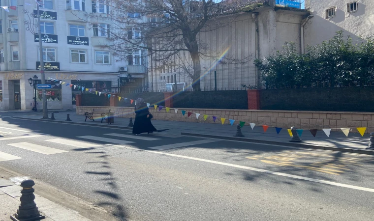 Bu Bayrakları Kim Astı?