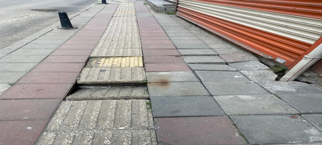 Çöken Kaldırımlar Yapılmayı Bekliyor