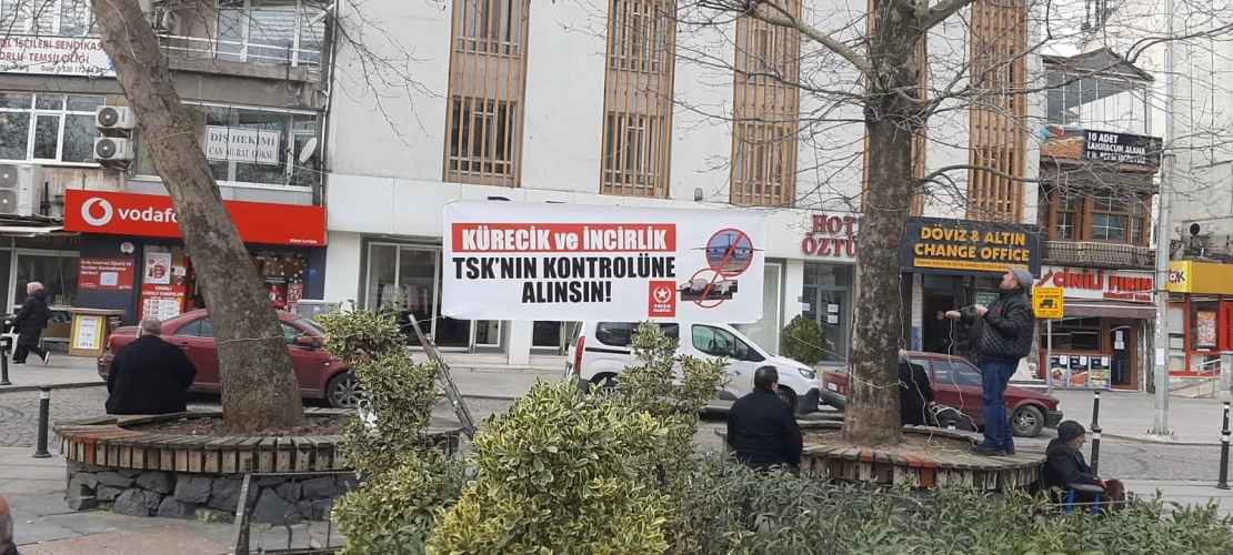 İran’a Destek Pankartları Astılar