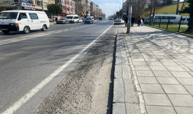 Omurtak Caddesi Asfaltlanması Bekliyor