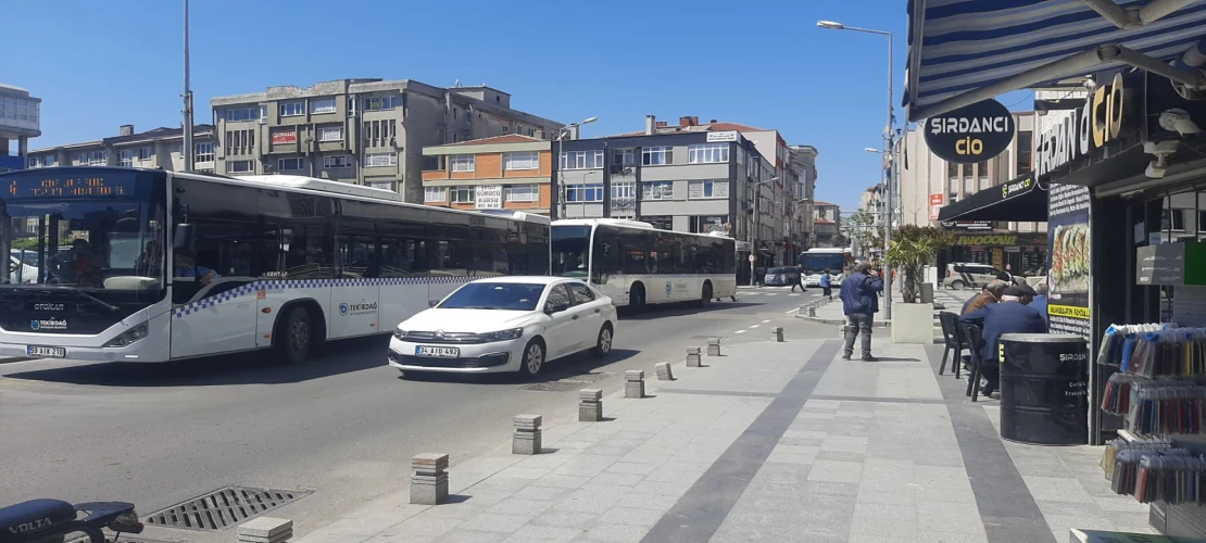 Durağa Giremeyen Otobüsler Trafiği Felç Ediyor