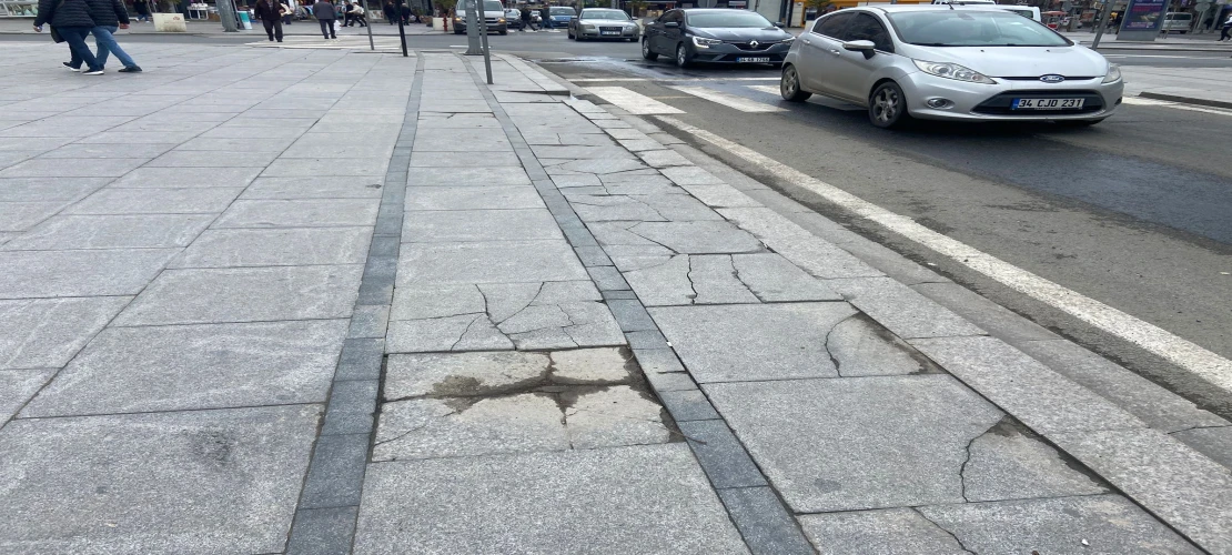 Kırık Taşlar Neden Değiştirilmiyor?