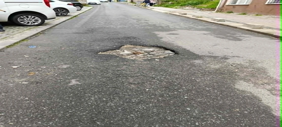 Yolda Oluşan Derin Çukur Tepki Çekiyor