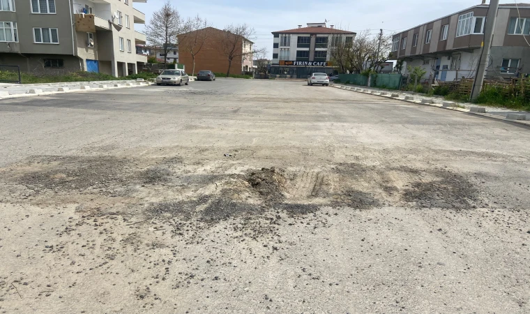 Yolun Ortasındaki Çukur Tepki Çekiyor