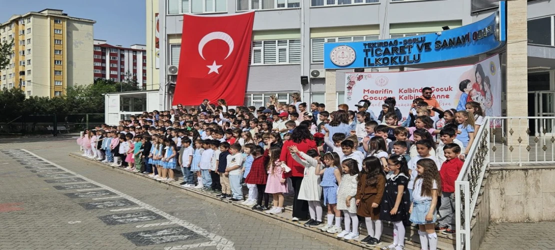 Öğrencilerden Anneler Gününe Özel Program