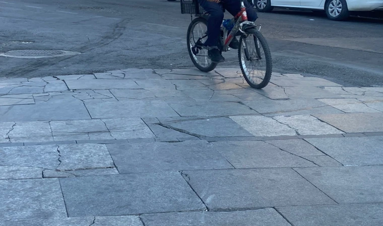 Atatürk Meydanı’ndaki Kırık Taşlar Tepki Çekiyor