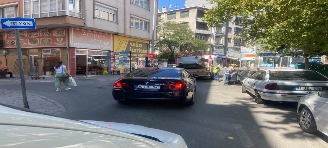 Çöp Toplarken Trafik Oluşuyor