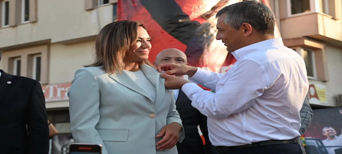 Yüceer’e Parti Rozetini Özel Taktı
