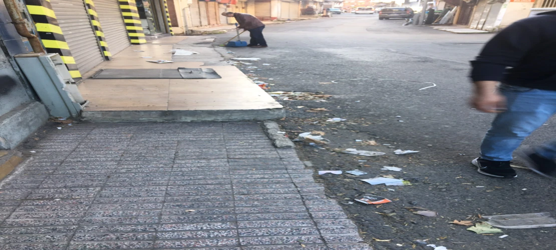 Esnaf Kendi Sokağını Temizliyor