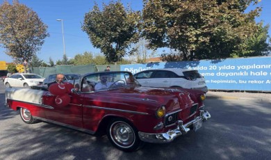 Avcılar’da klasik araçlar ve belediye araçlarıyla cumhuriyet korteji yapıldı