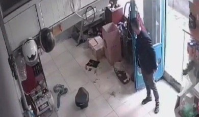 Börek tepsisini başına yedi akıllanmadı