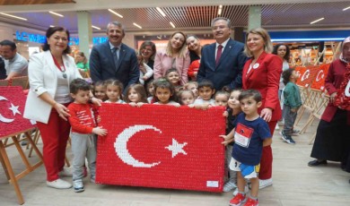 Geri dönüşüm malzemelerinden 100. yıla özel hazırlanan ”Türk Bayrağı” sergisi açıldı