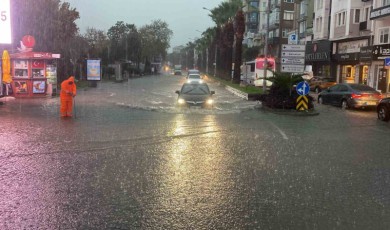 Çanakkale’de cadde ve sokaklar göle döndü