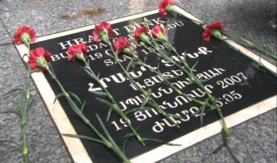 CHP Genel Başkanı Özel, Sebat Apartmanı önüne Hrant Dink için karanfil bıraktı