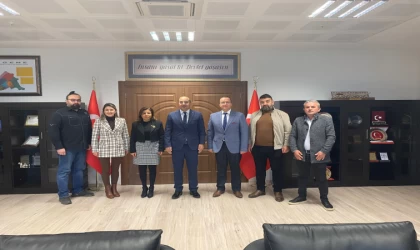 Çorlu Medya ve İletişim Mensupları Derneği (MİMDER) heyeti, Ergene Kaymakamı Kadir Duman’ı makamında ziyaret etti.