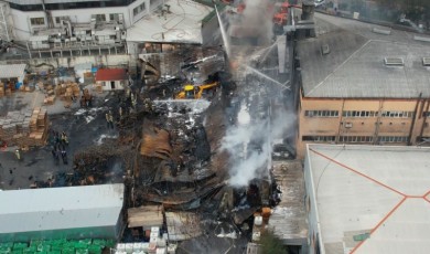 Esenyurt’ta fabrika deposundaki yangın söndürüldü