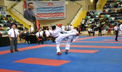 Genç sporcular tatami minderinde