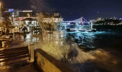 Marmara Denizi’nde fırtına: Dalgalar 2 3 metreye ulaştı, seferler iptal edildi
