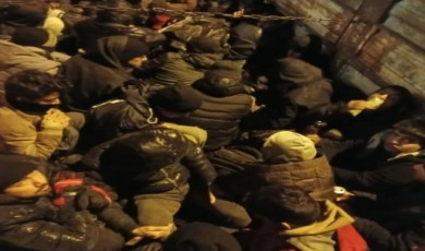 Şüphe üzerine durdurulan araçlarda kaçak göçmen çıktı