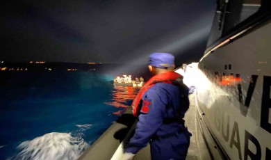 Ayvacık açıklarında Yunan unsurlarınca ölüme terk edilen 49 kaçak göçmen kurtarıldı