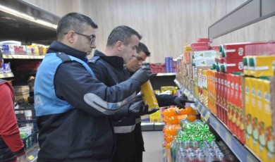 Lapseki’de belediye ekipleri marketlerde fiyat denetimleri yaptı