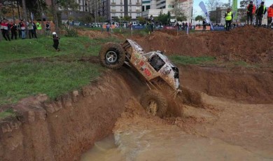 Pendik’te dev arazi araçlarının engelli parkurda off-road yarışları nefes kesti