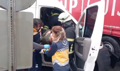 Tırla çarpışan minibüste sıkışan yabancı uyruklu sürücüyü itfaiye kurtardı