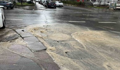 Kanalizasyon borusu patladı, cadde göle döndü