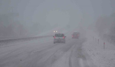 Lapseki’de kar yağışı nedeniyle göz gözü görmüyor