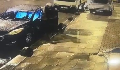 Park halindeki aracı ‘kopya anahtar’ yöntemiyle çalan hırsız kamerada