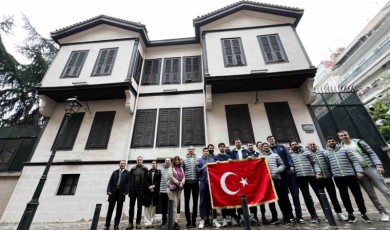 Tofaş Basketbol Takımı, Atatürk’ün evini ziyaret etti