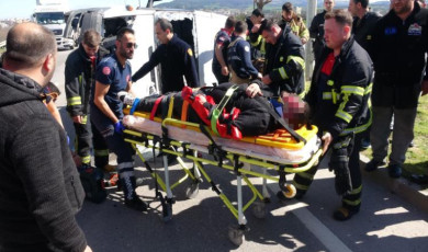 Çanakkale’de yemek taşıyan minibüs devrildi, sürücü yaralandı