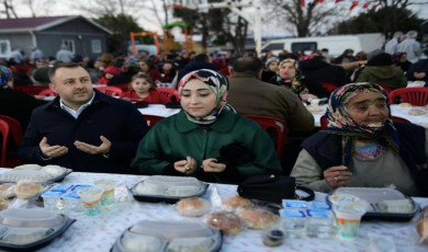 Ezine Belediyesi’nin mahalle iftarları devam ediyor