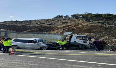 Gökçeada’da kamyon ile ticari araç kafa kaya çarpıştı: 1 kişi öldü