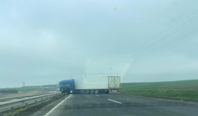 Kaza anı araç kamerasına yansıdı