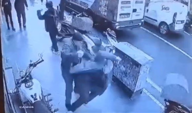 Tekirdağ’da korku dolu anlar, sokak ortasında husumetlisinin kafasına taşla vurdu