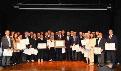 Beşiktaş Belediye Başkanı Rıza Akpolat mazbatasını aldı