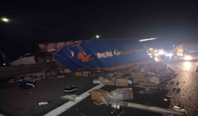 Kuzey Marmara Otoyolu’nda tır, kamyona arkadan çarptı: 2 yaralı