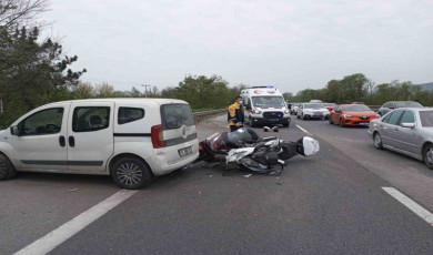 Otoyolda hafif ticari araç ve iki motosiklet çarpıştı: 2 yaralı