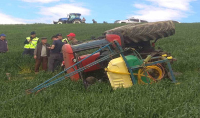 Tarlada ilaçlama yaparken devrilen traktörün altında kalan çiftçi hayatını kaybetti