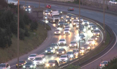 TEM Otoyolu’nun Kocaeli geçişinde bayram trafiği yoğunluğu