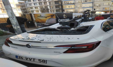 Avcılar’da inşaat çalışması sırasında vinç devrildi, facianın eşiğinden dönüldü