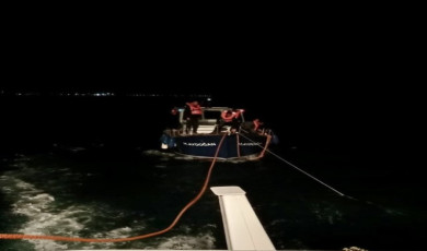Çanakkale Boğazı’nda içinde 5 kişinin bulunduğu tekne kurtarıldı