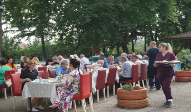 Huzurevi sakinlerine çifte kutlama